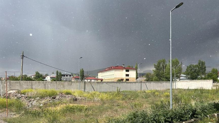 Her yer bir anda beyaza büründü! ‘İlk defa bu kadar yoğun yağdı, araçlar durdu’