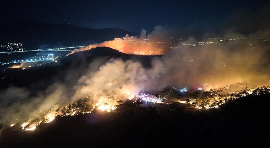 İzmir’de çöplük alanda başlayan yangın ormana sıçradı! Ekipler müdahale ediyor