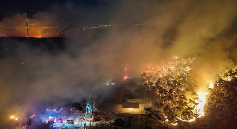 İzmir'de çöplük alanda başlayan yangın ormana sıçradı! Ekipler müdahale ediyor