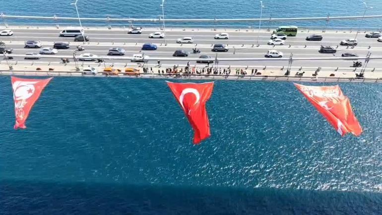 15 Temmuz Şehitler Köprüsü'ne Türk bayrağı asıldı: Tüm dünyaya ispatladı
