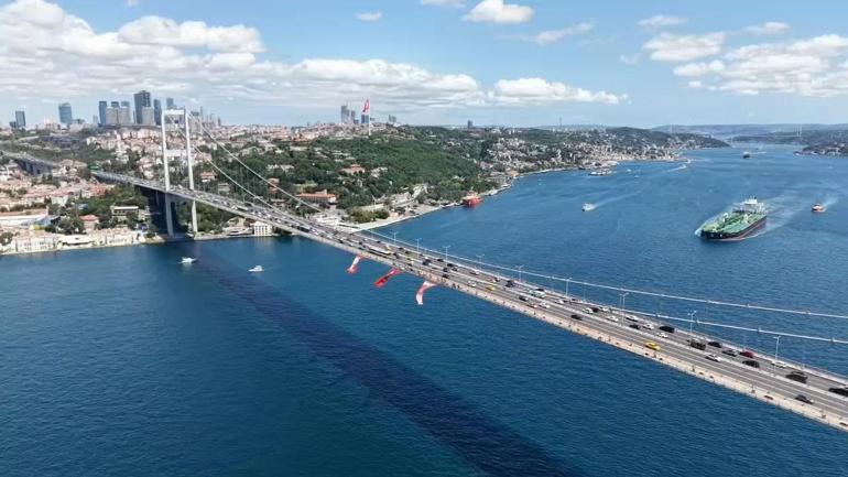 15 Temmuz Şehitler Köprüsü'ne Türk bayrağı asıldı: Tüm dünyaya ispatladı