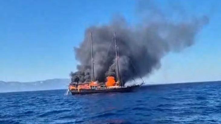 Bodrum’da Turistlerin bulunduğu ahşap tekne yanarak battı