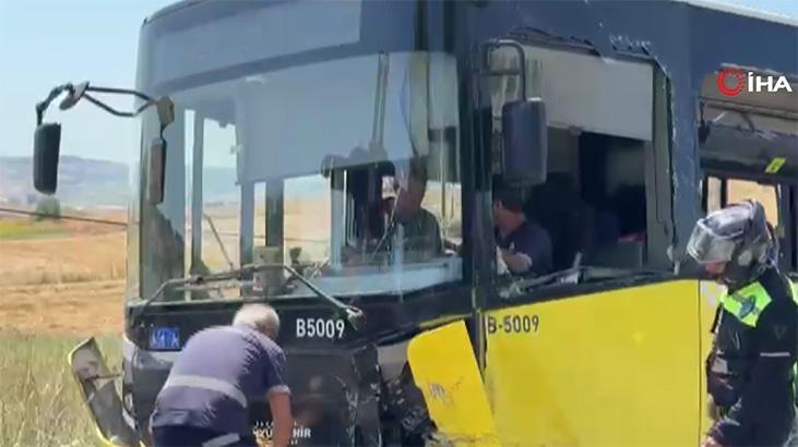 İETT otobüsü ile otomobil kafa kafaya çarpıştı!