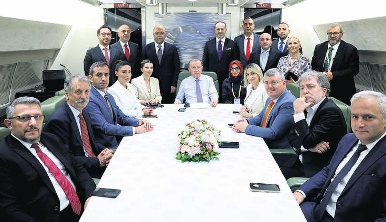Cumhurbaşkanı Erdoğan, KKTC dönüşünde uçakta önemli mesajlar verdi: ‘Şara’yı yalnız bırakmayacağız’