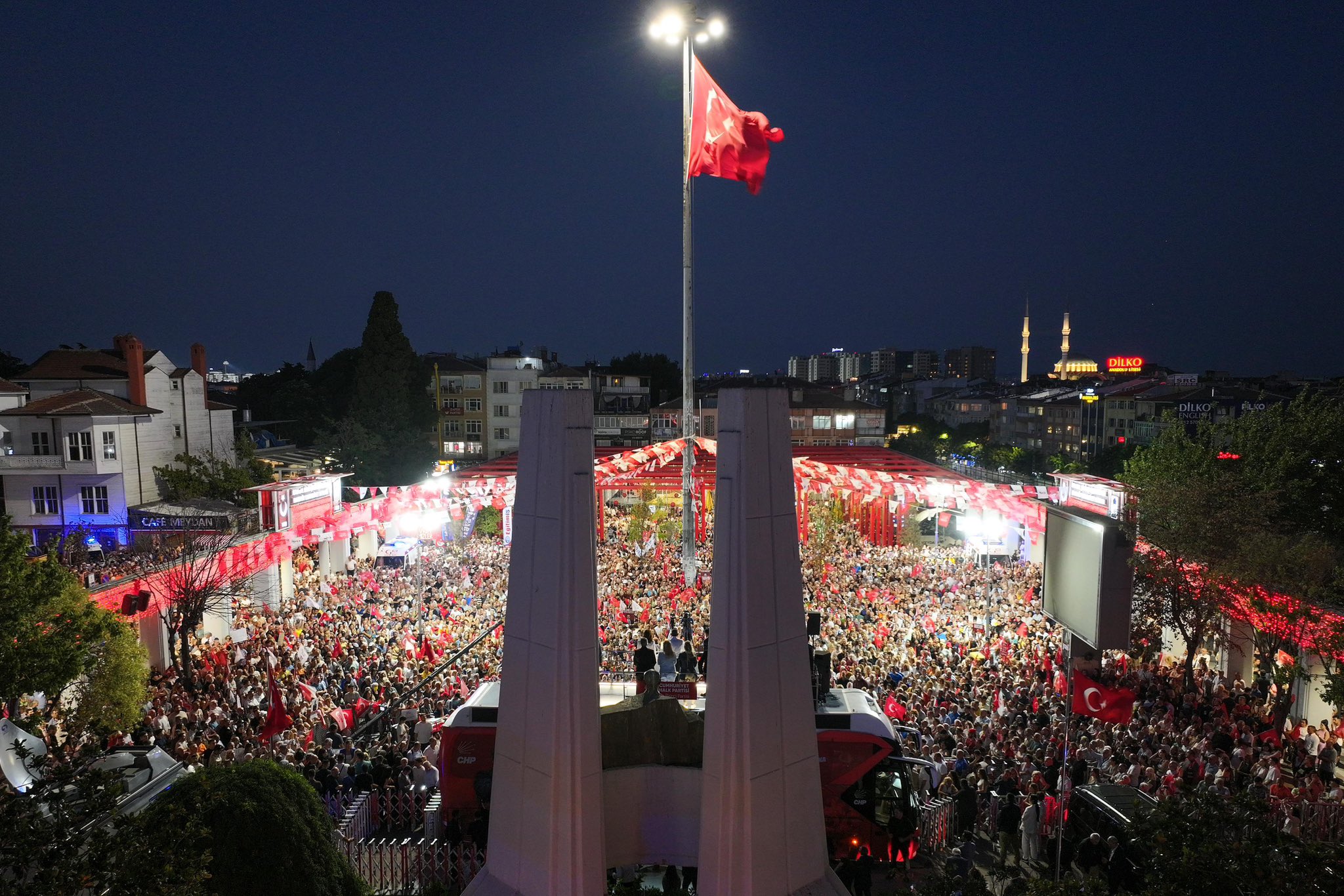 CHP lideri Özgür Özel’den Bakırköy çıkarması! Rekor sıcakta on binler akın etti