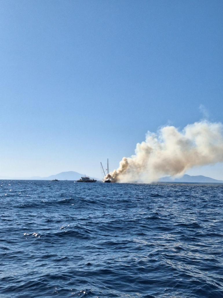 Bodrum'da korku dolu anlar! Turistlerin bulunduğu ahşap tekne yanarak battı