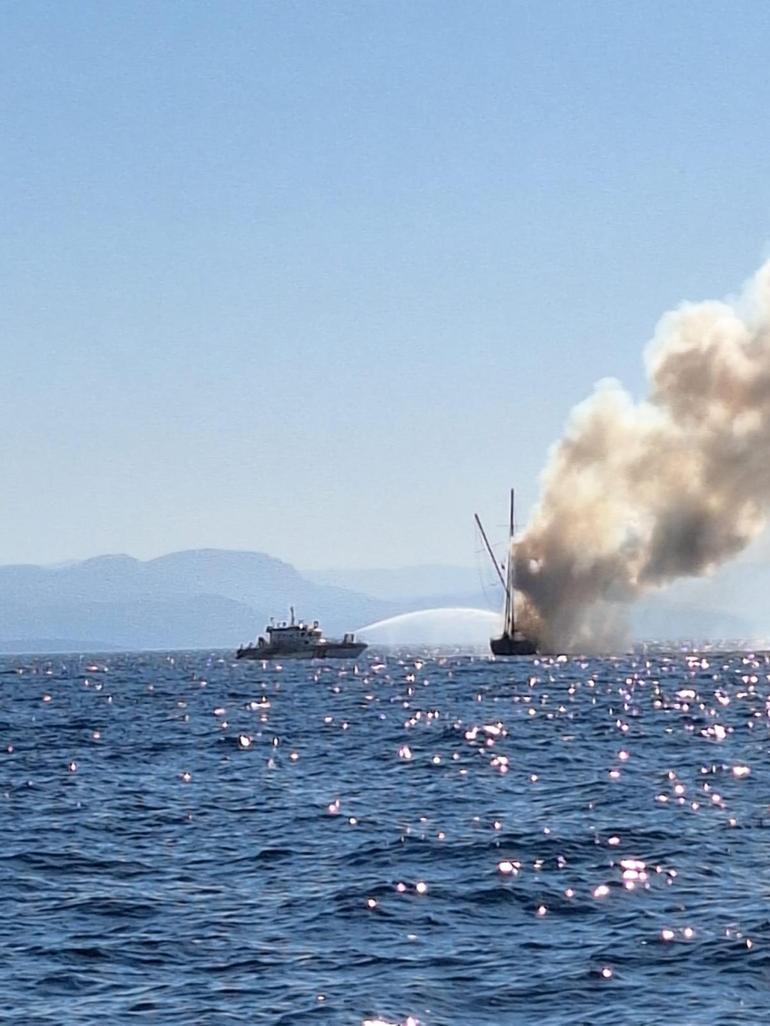 Bodrum'da korku dolu anlar! Turistlerin bulunduğu ahşap tekne yanarak battı