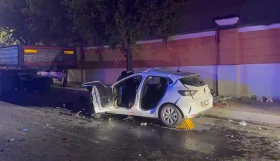 Büyükçekmece’de otomobil park halindeki TIR'a çarptı: 1 ölü, 4 yaralı