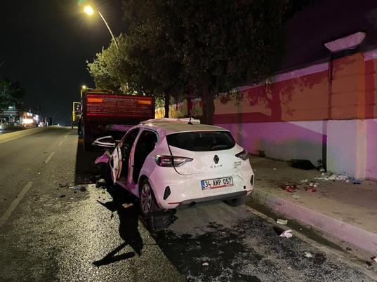 Büyükçekmece’de otomobil park halindeki TIR'a çarptı: 1 ölü, 4 yaralı