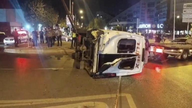 Sultanbeyli'de otomobil ile minibüs çarpıştı: 10 yaralı