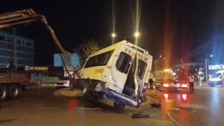 Sultanbeyli'de otomobil ile minibüs çarpıştı: 10 yaralı