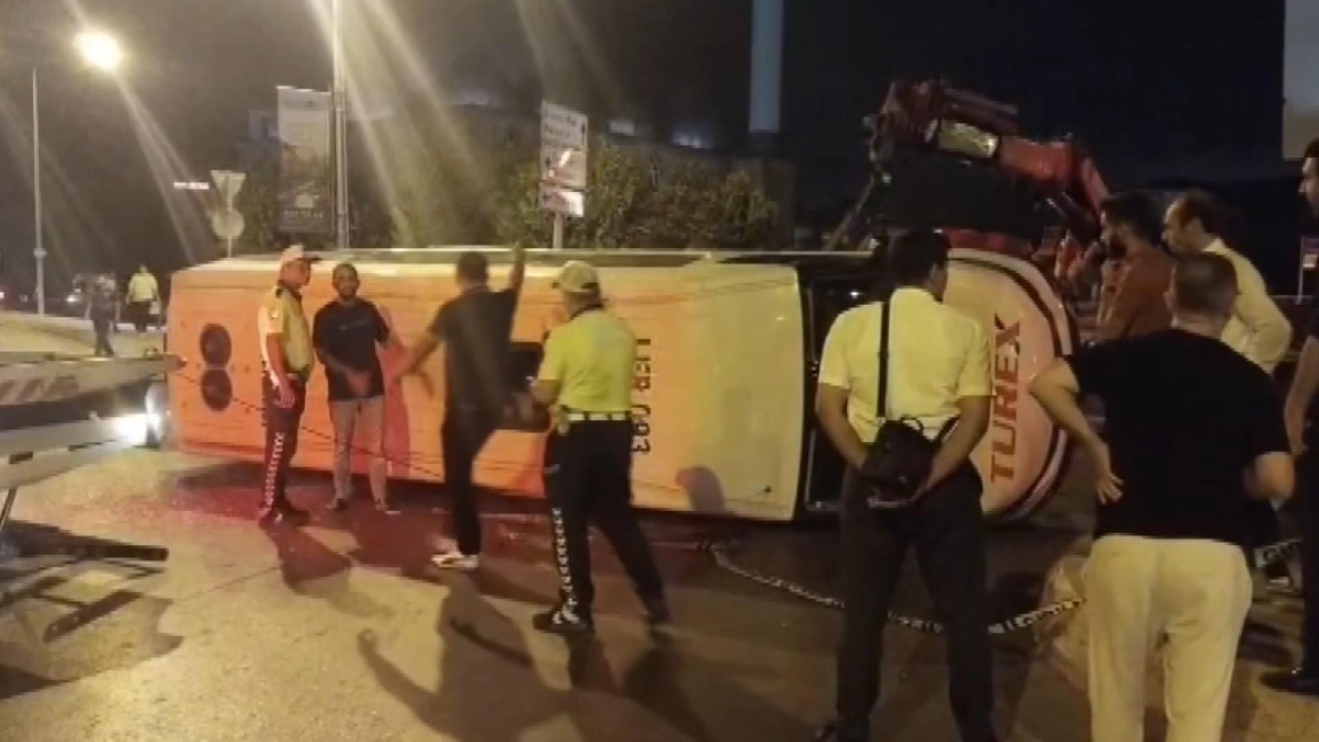 Sultanbeyli’de otomobil ile minibüs çarpıştı: 10 yaralı