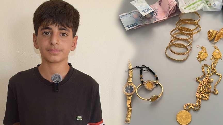 Çöpte Altın buldu, hemen polise teslim etti.