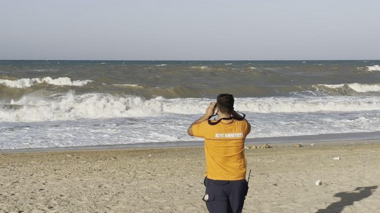 Arnavutköy'de yasağa rağmen denize giren kişi kayboldu