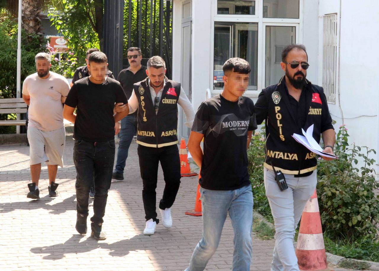 Düğünde karşılaştığı eşinin eski nişanlısını öldürdü