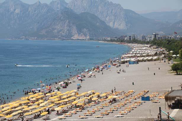 Antalya sahillerinde 'ücretli plaj' tepkisi: Mağdur olanlar başvurup, parasını geri alabilir