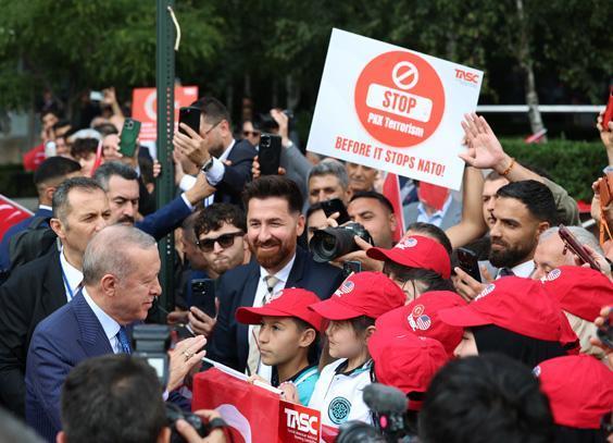 Cumhurbaşkanı Erdoğan, ABD’deki Türkevi’ne girişinde sevgi gösterileriyle karşılandı