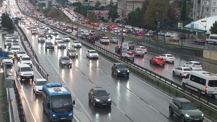 Yağmur İstanbul trafiğini kilitledi!