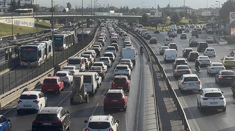 Okullarda uyum haftası başladı! İstanbul'da trafik trafik yoğunluğu oluştu