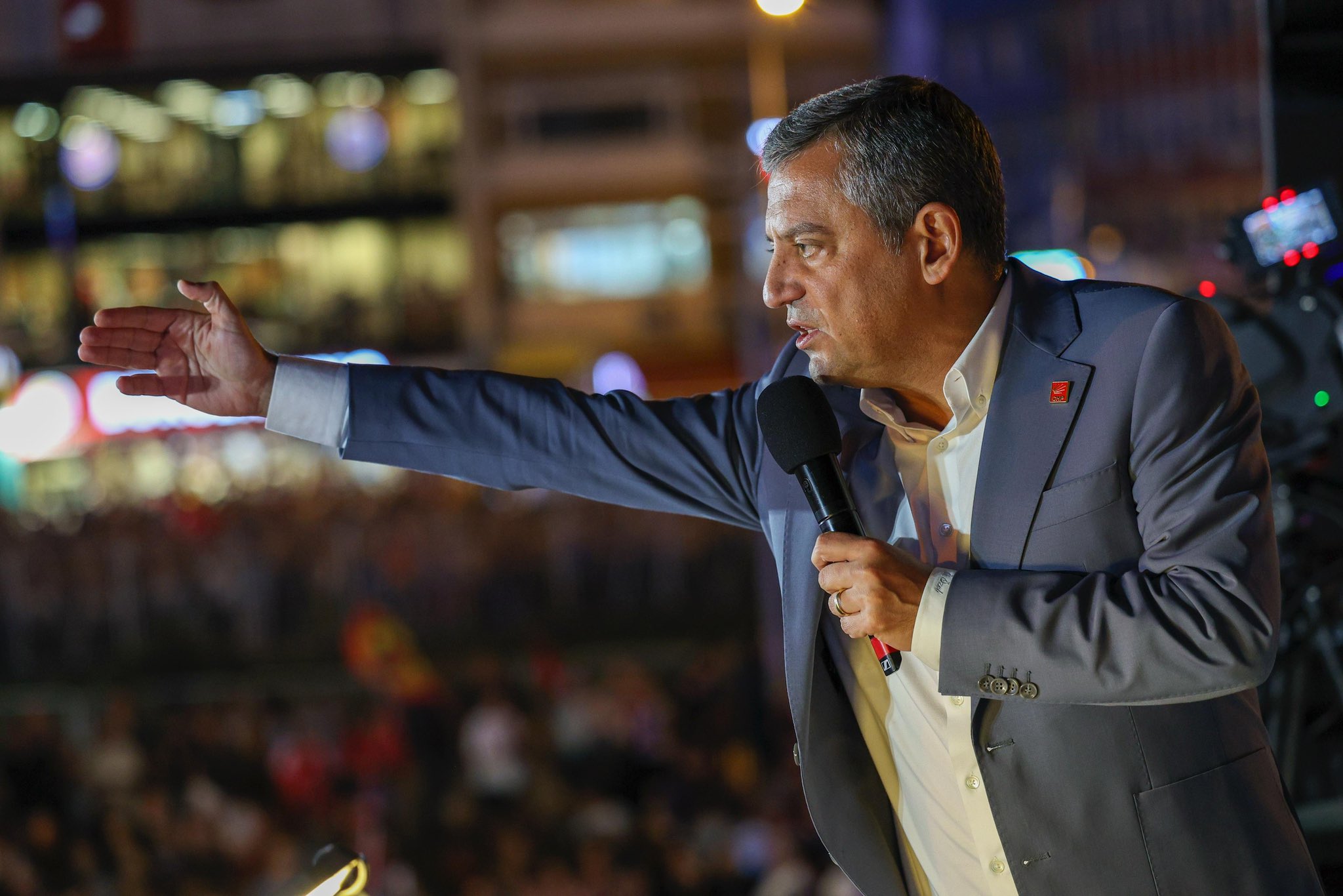Özgür Özel, “Devletin kapısı millete kapalı”