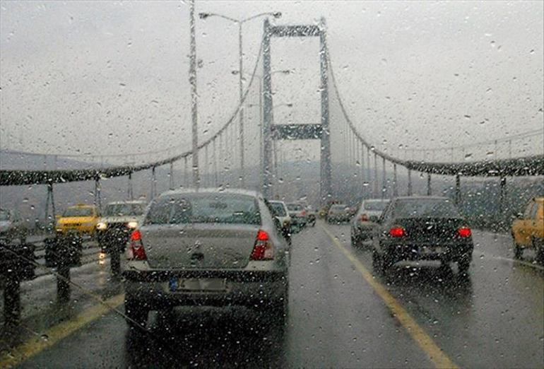 Yağmur İstanbul trafiğini kilitledi! Yoğunluk yüzde 65’i aştı