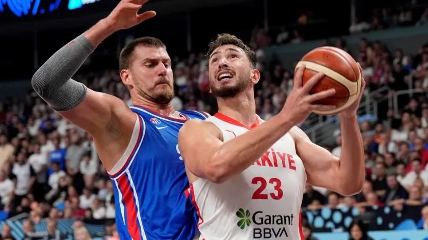 Sırbistan’ı da deviren 12 Dev Adam, 5’te 5’le gruptan lider çıktı!