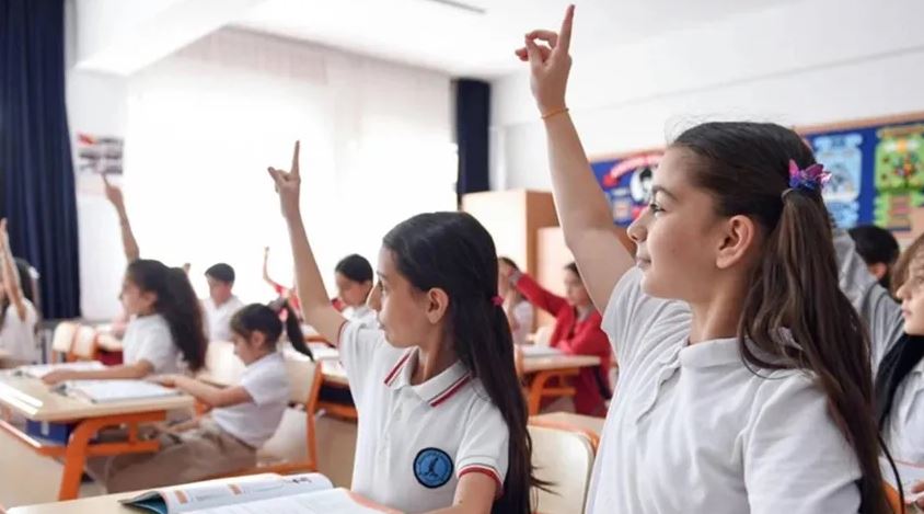 Pazartesi Okullar açılıyor! Valilik ve MEB İstanbul için saat ayarı yaptı.