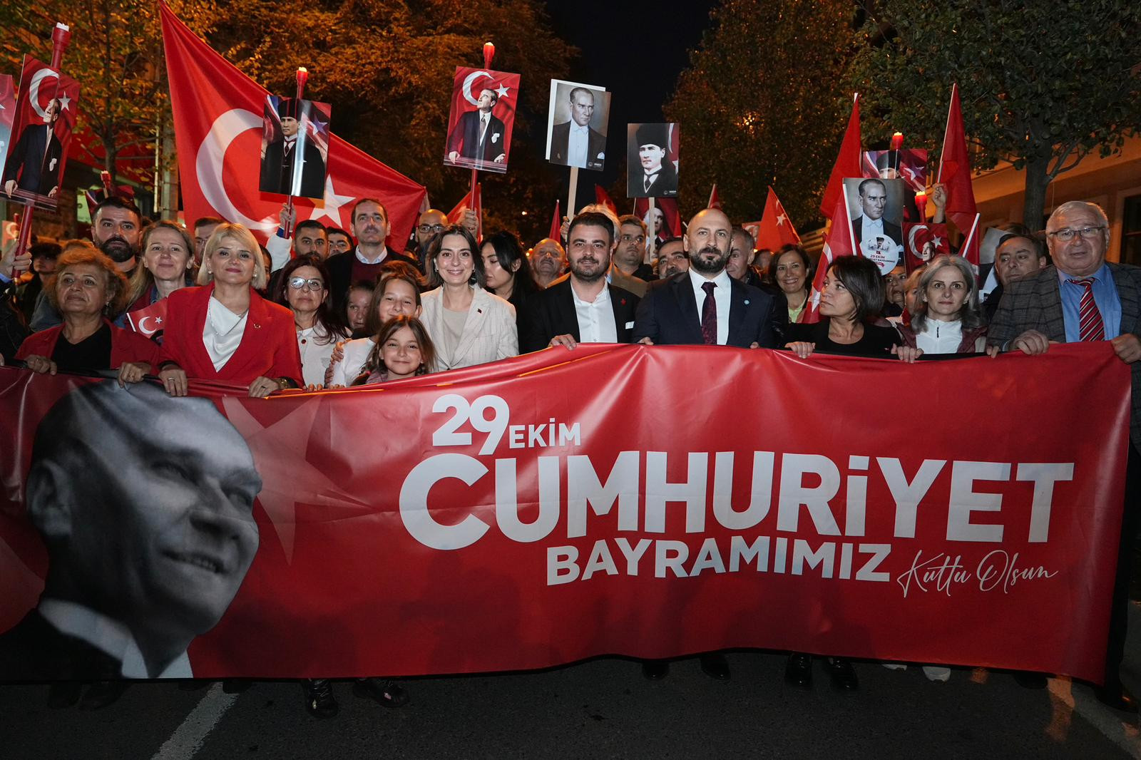 ÜSKÜDAR’DA CUMHURİYET YÜRÜYÜŞÜ