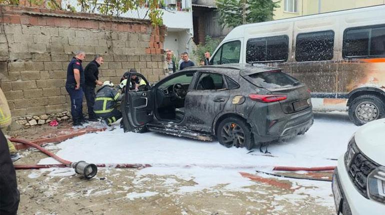 Bursa'da otoparkta 3 araç bir anda alev aldı