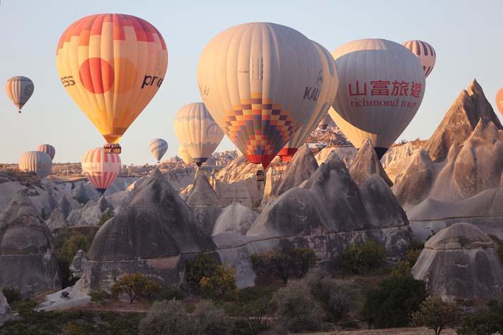 Kapadokya’da balonlar yeniden gökyüzünde! Renkli manzaraya hayran kaldılar