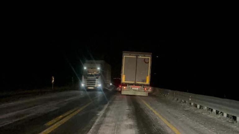 Her yer beyaza büründü! Araçlar yolda kaldı