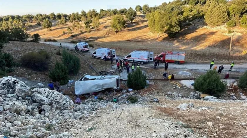 Katliam gibi kaza! İşçileri taşıyan minibüs şarampole yuvarlandı!