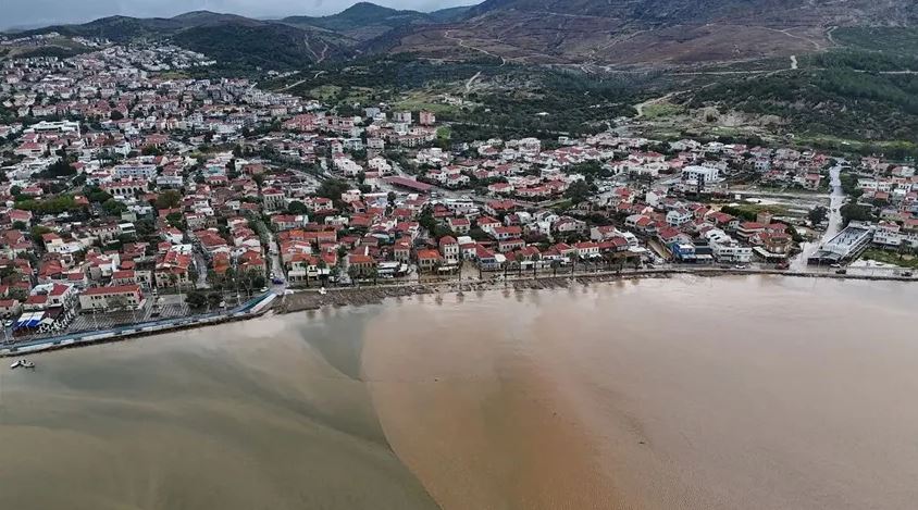 Susuz İzmir’i yağmur vurdu!