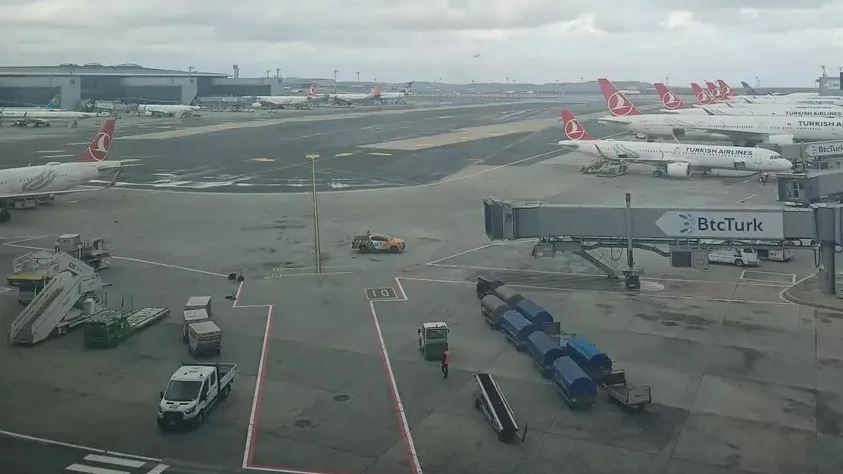 İstanbul’da fırtına alarmı! Uçaklar inemedi