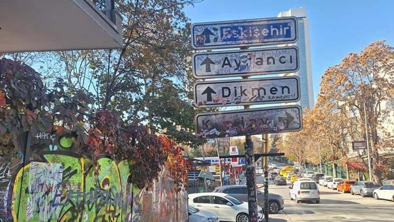 Ünlü Kızılay tabelası önünde bıçaklı kavga: 2 yaralı! Aldırış etmeden fotoğraf çektirmeye devam etti