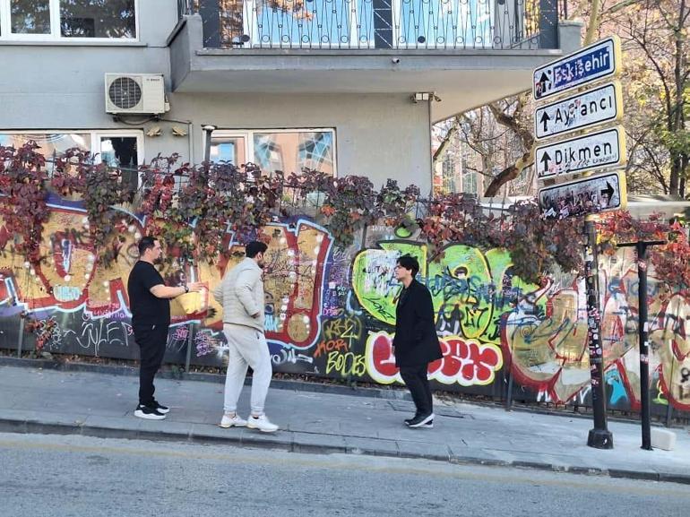 Ünlü Kızılay tabelası önünde bıçaklı kavga: 2 yaralı! Aldırış etmeden fotoğraf çektirmeye devam etti