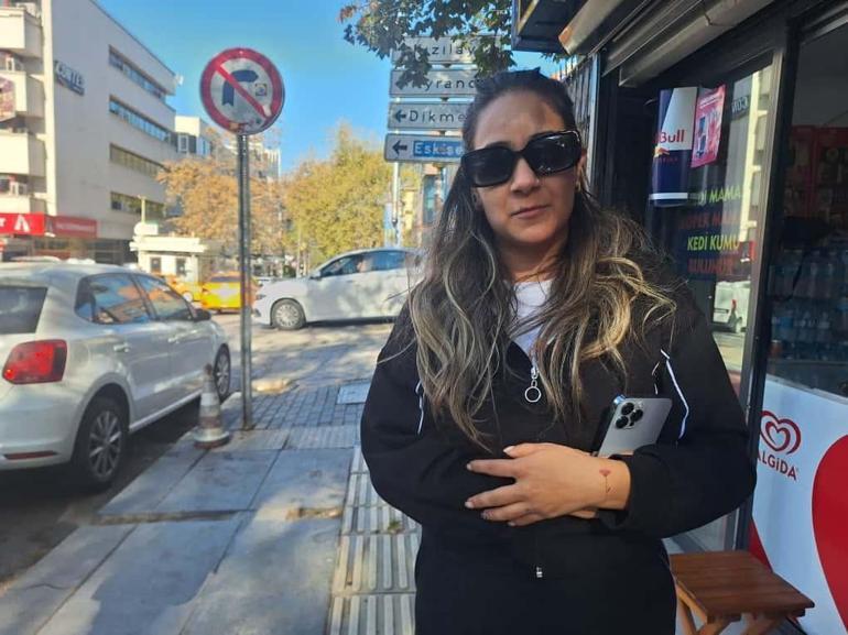 Ünlü Kızılay tabelası önünde bıçaklı kavga: 2 yaralı! Aldırış etmeden fotoğraf çektirmeye devam etti