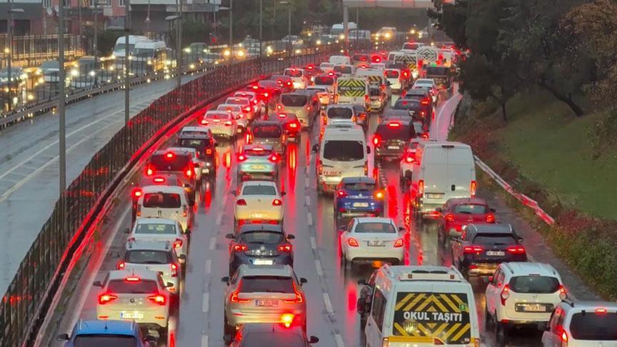 Yağmur İstanbul’da trafiği kilitledi!
