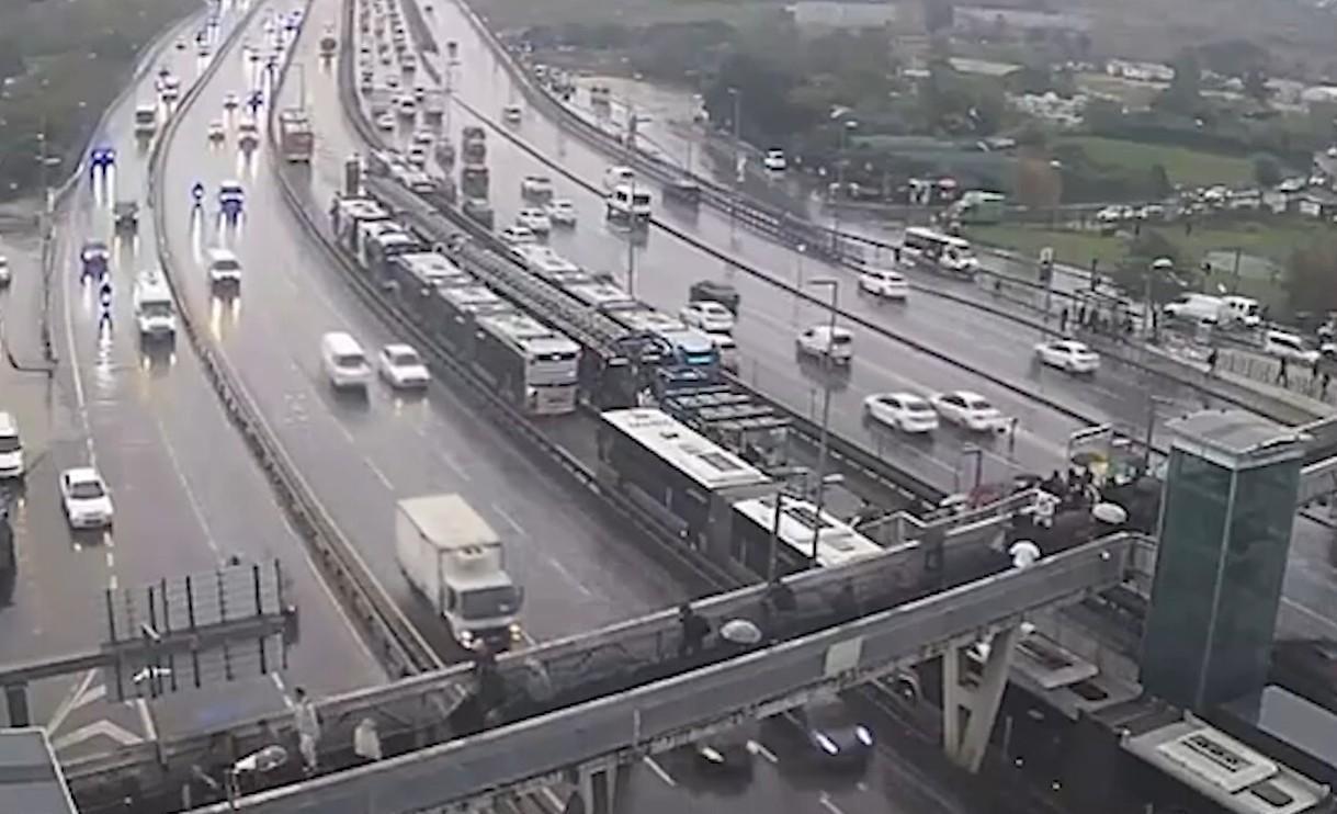 Avcılar’da metrobüs arızalandı! Duraklarda yoğunluk oluştu