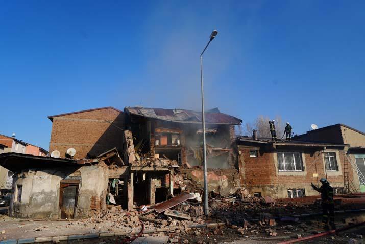 Erzurum’da doğal gaz dehşeti! 2 ev yıkıldı