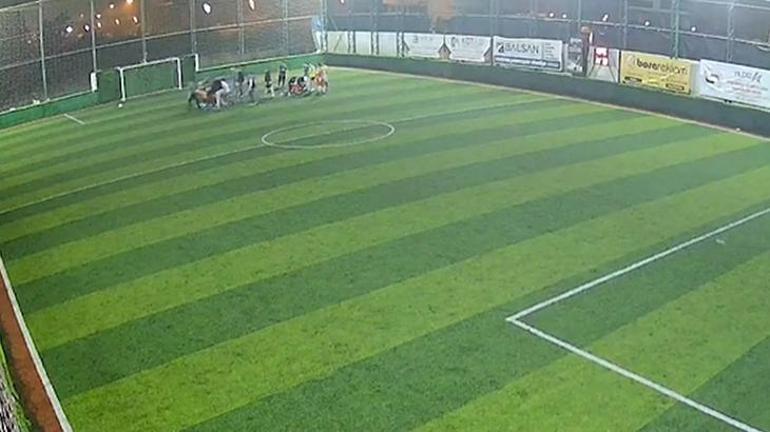 Halı sahada dili boğazına kaçan genç arkadaşlarının müdahalesiyle hayatta kaldı