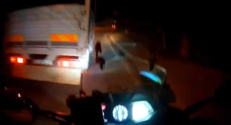 Trafikte sinir krizi! 'Canım sıkkın' deyip motosikletliyi darbetti