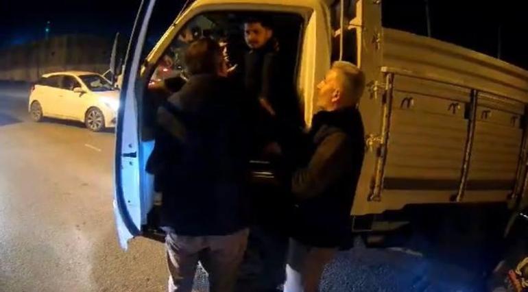 Trafikte sinir krizi! 'Canım sıkkın' deyip motosikletliyi darbetti