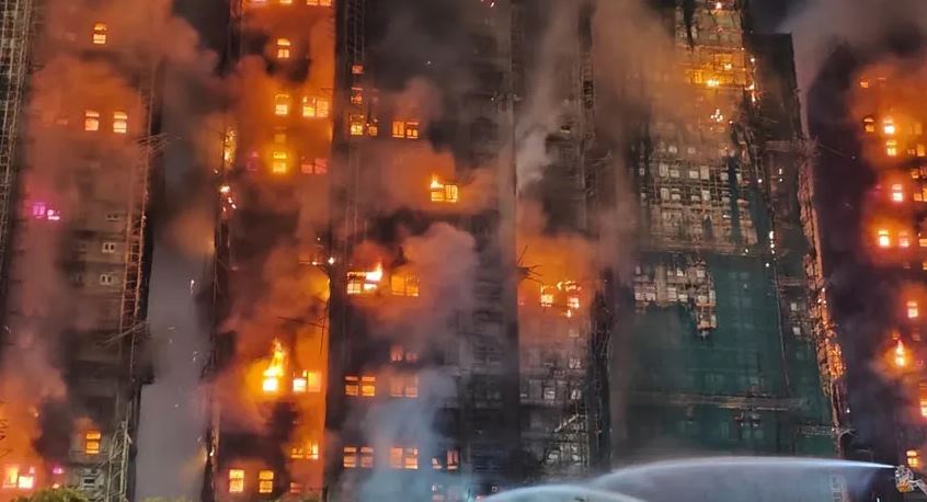 Hong Kong’ta cehennemi aratmayan görüntüler! Çok sayıda kişi yangında öldü