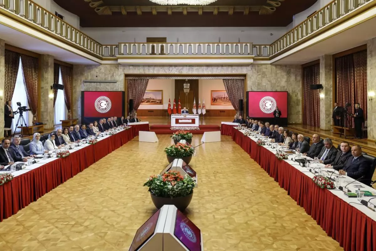 Oy çokluğuyla kabul edildi! Süreç Komisyonu İmralı’ya gidiyor