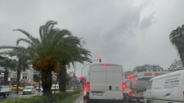 Marmaris'te sağanak yağış ve fırtına! 3 tekne karaya oturdu