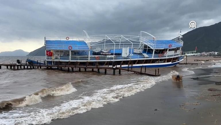 Marmaris'te sağanak yağış ve fırtına! 3 tekne karaya oturdu