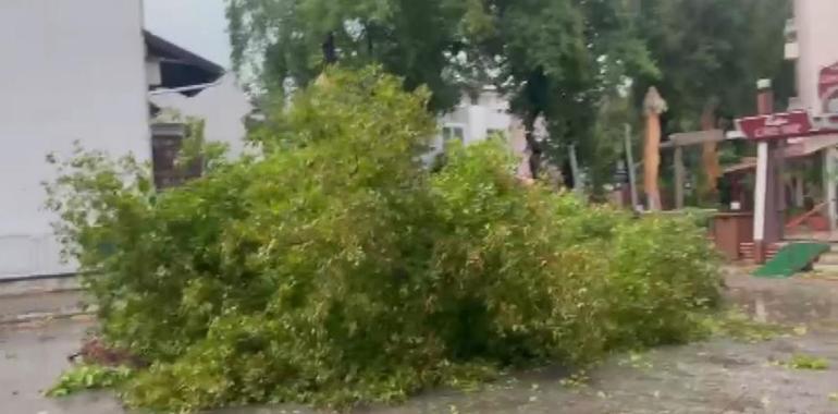 Marmaris'te sağanak yağış ve fırtına! 3 tekne karaya oturdu