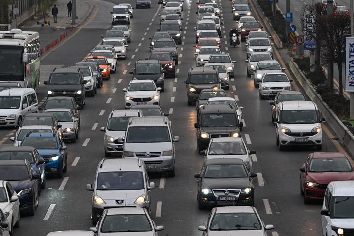 Başkentte sürücüleri isyan ettiren olay! Alışveriş kuyruğu trafiği felç etti