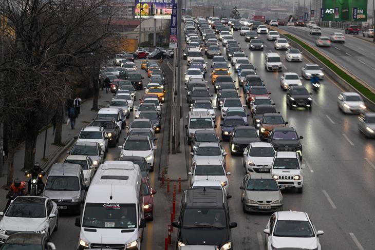Başkentte sürücüleri isyan ettiren olay! Alışveriş kuyruğu trafiği felç etti